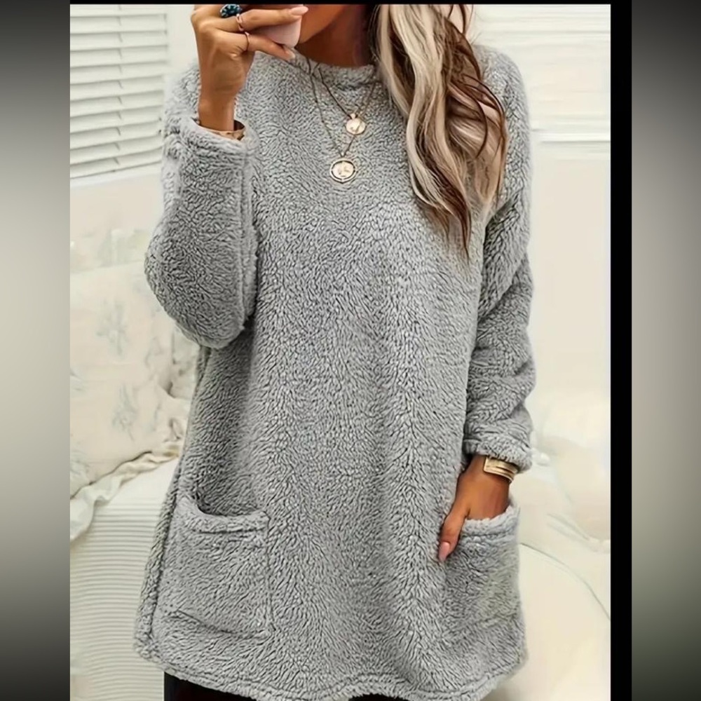 Long sleeve fuzzyy crew neck sweatshirt with pockets